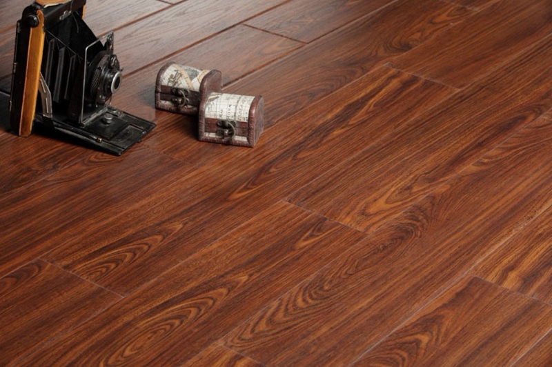 Woodgrain & Milled Edges Laminate Flooring (SS402)
